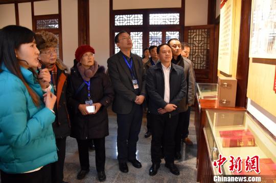 舒新城后代亲属及行业内专家学者参观刚建成开放的舒新城故居。 卢文伟 摄