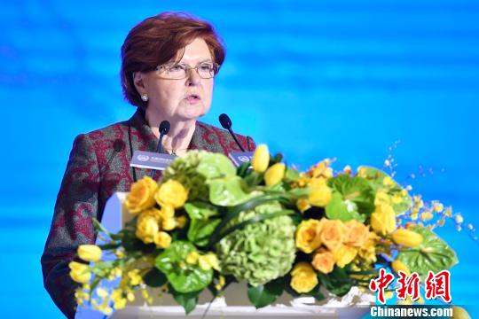 拉脱维亚前总统、世界领袖联盟主席瓦伊拉·弗赖贝加致辞 陈骥旻 摄