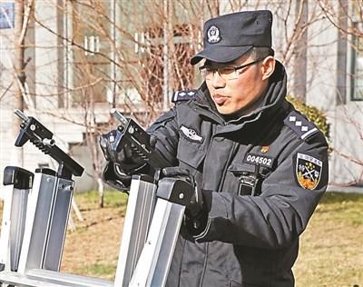 北京警方展示新装备队员配合默契展示过硬技战术