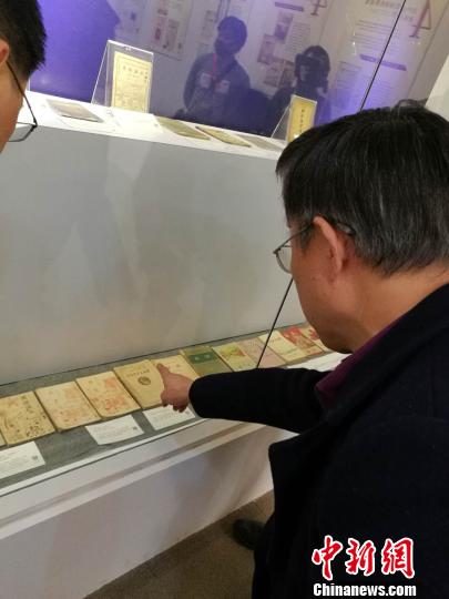 一本本被精细保护起来、泛黄的教科书，从一个历史侧面反映着百年的中国教育变迁。　陈静 摄