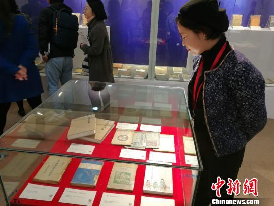 “文化记忆：百年珍藏教科书展”，不乏难得一见的孤本，不少历经沧桑的教科书为首次公开展出。　陈静 摄