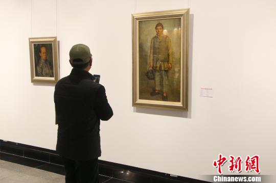 图为杨立光先生于1941年创作的布面油彩作品《提壶的人》 王有哲 摄