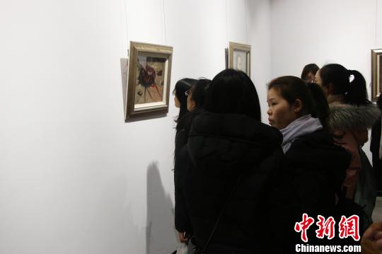 学生参观杨立光先生作品 王有哲 摄