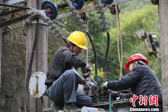 工人拆除水电站的电线设备 蔡亮 摄