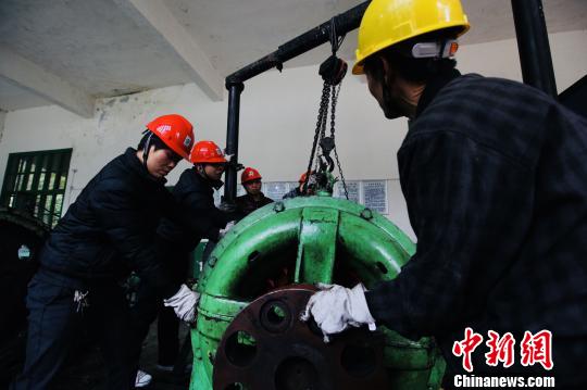 拆除耿家河水电站发电机组 蔡亮 摄