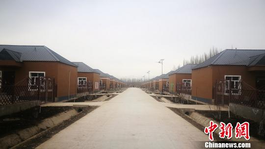 自2016年以来尼勒克县已完成372户1420人的易地扶贫搬迁,房屋免费提供。满足其安全饮水、便利出行、生产生活用电等基本需求,教育、医疗、文化等公共服务设施基本配套。 卢钟 摄