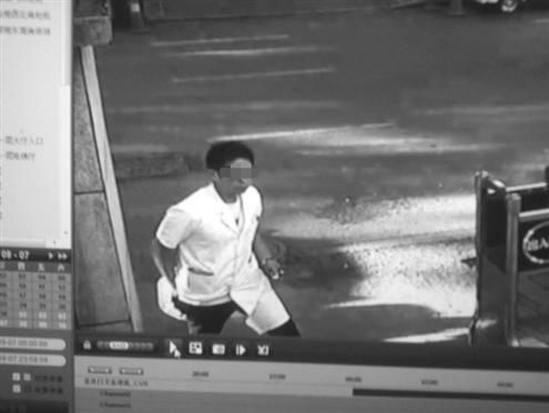 公司保安冒充医院妇科主任晒自拍骗色骗财十多万