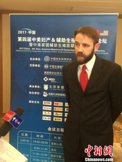 图为科林·大卫·托马斯接受媒体采访 徐宛平 摄