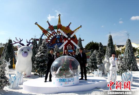 厦门方特冰雪节启动:南国花园演绎“漫天飞雪”