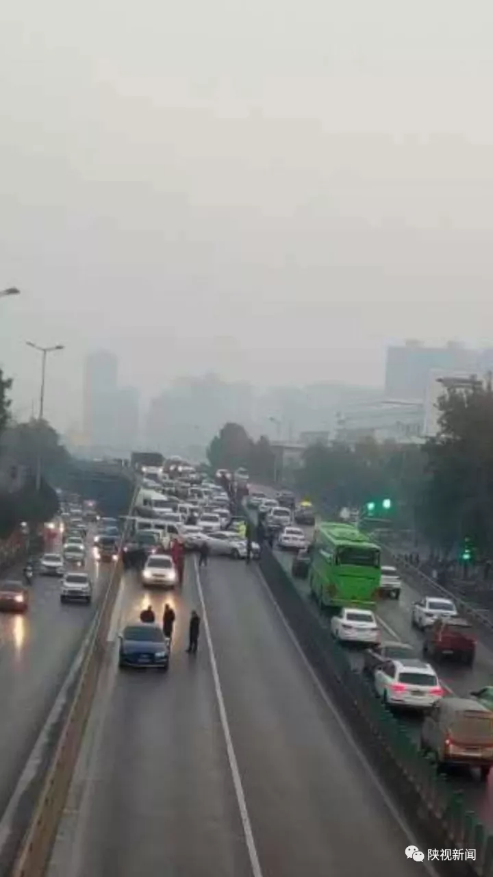 西安西二环近40辆车连撞 起因竟是路段洒水结冰