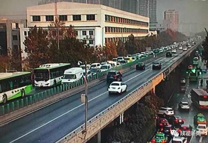 西安西二环近40辆车连撞 起因竟是路段洒水结冰