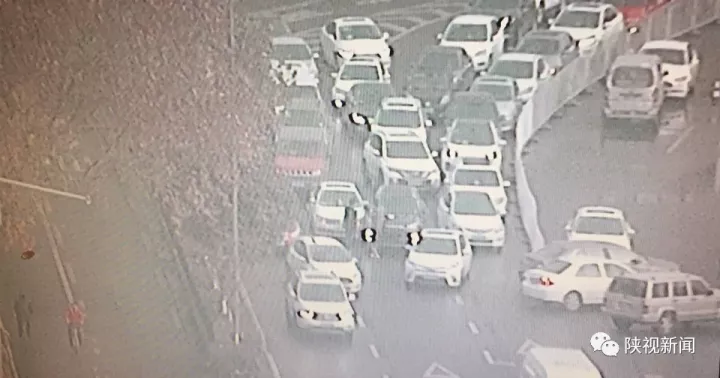 西安西二环近40辆车连撞 起因竟是路段洒水结冰