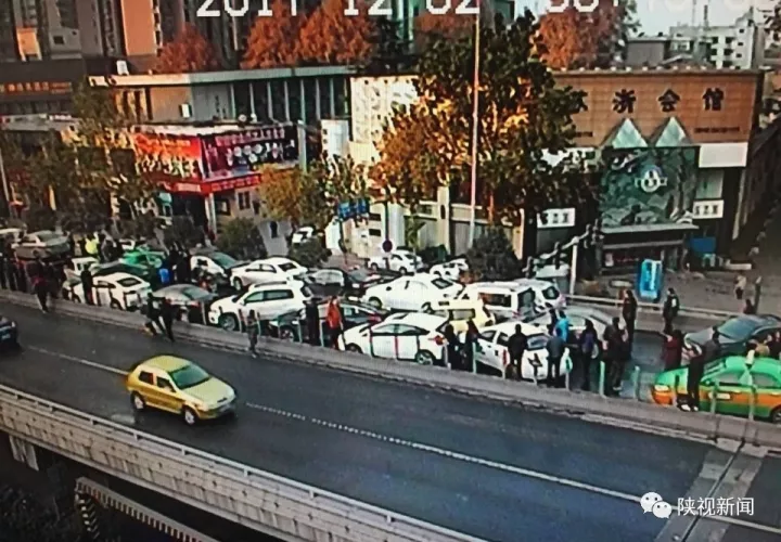 西安西二环近40辆车连撞 起因竟是路段洒水结冰