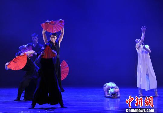 图为舞蹈家滕爱民(右)在中印联合编创舞剧《贝玛·莲》上表演。　张斌 摄