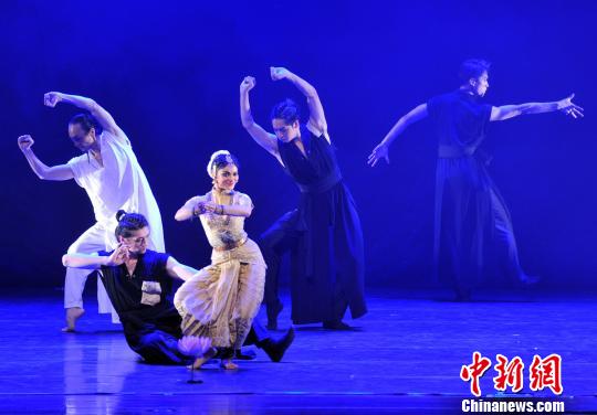 图为舞蹈家滕爱民(后左)在中印联合编创舞剧《贝玛·莲》上表演。　张斌 摄