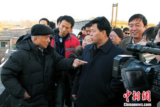 阮仪三此前在平遥古城考察调研。资料图