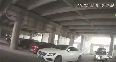 被盗后的奔驰轿车。