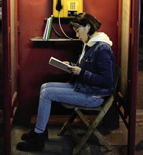 市民在电话亭里阅读