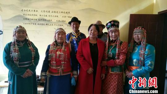 图为李凤娥和牧民代表合影。受访者供图