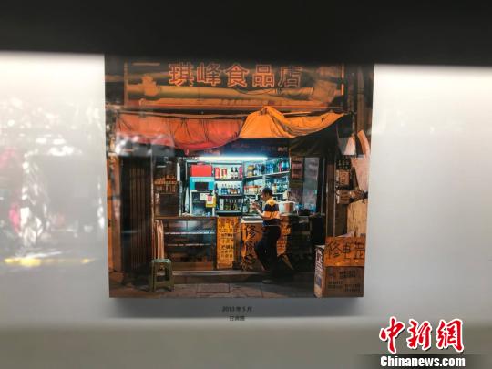 食品店门前一位顾客正在购物。 王子涛 摄