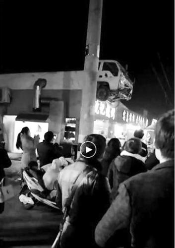 车头悬挂在屋顶。视频截图