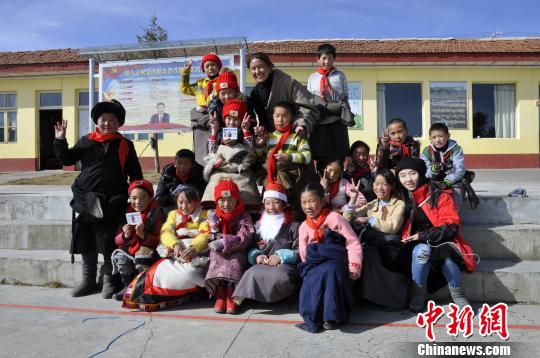 学校的老师、学生与志愿者合影。 陈茂霖 摄