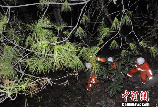 搜救现场，艰难行进。(郑振盛摄)