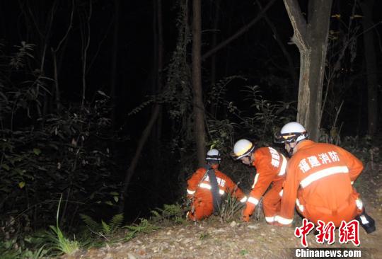 消防黑夜搜救：福建南平5名小学生山里迷路终获救