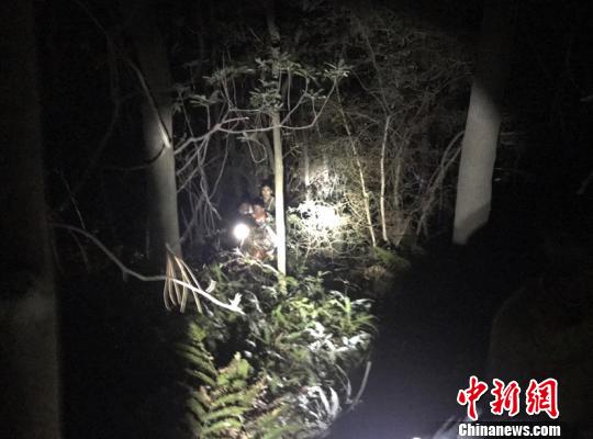 搜救现场，找到迷路小学生。(郑振盛摄)