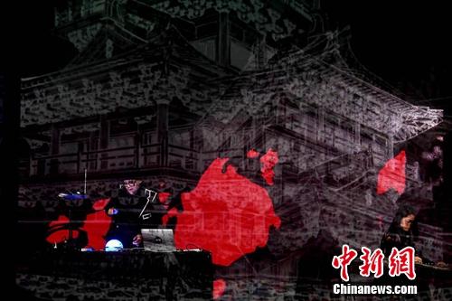 古筝和电音的融合表演。