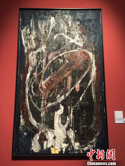 图为《火箭筒》,据介绍该作品间接讽刺了纳粹的残暴。 曾洁 摄