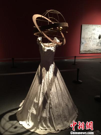 图为系列作品《古代女子(婚纱/星球)》。 曾洁 摄