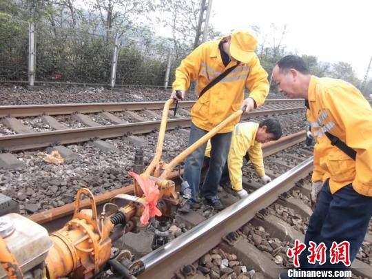 王强(左一)在施工现场指导使用三爪式自动螺帽紧松装置 郭军 摄