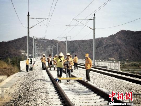 王强带队进行精测精调作业 郭军 摄