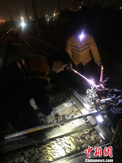 王强深夜检查大修换轨施工质量 郭军 摄