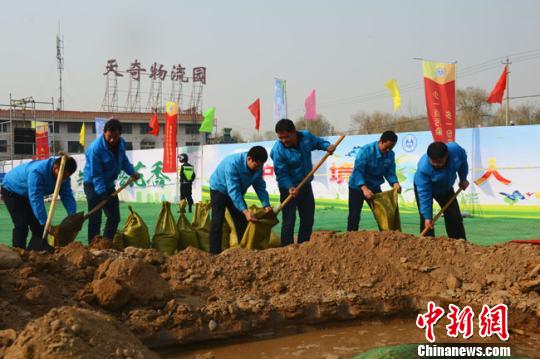 图为模拟企业进行水污染应急处置。　李浩 摄