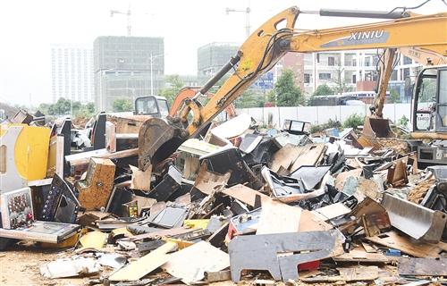 销毁赌博机现场 本报记者宋延康 摄