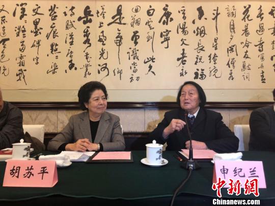 16日，由山西省社会科学院编写的图书《口述申纪兰》《西沟口述史及档案资料》出版座谈会在太原市举行。　杨静 摄