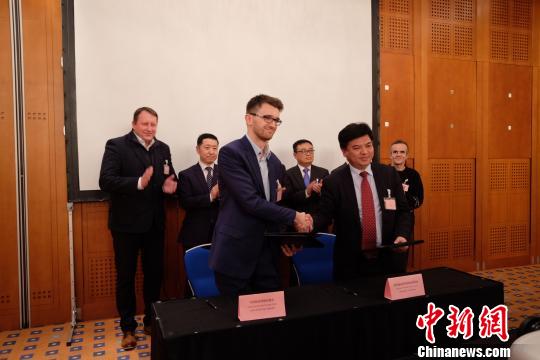 图为双方签约。　舒星 摄