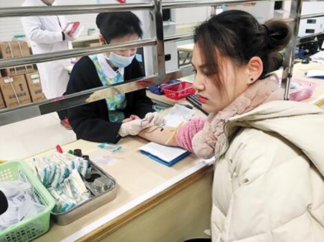 “女酒神”15秒内喝3瓶啤酒基因检测解酒能力一般