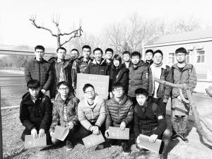 ■参与救人的同学们和被救者曾翔