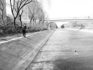 ■当时,王子卓就是沿着这里的护堤滑到水中救人。