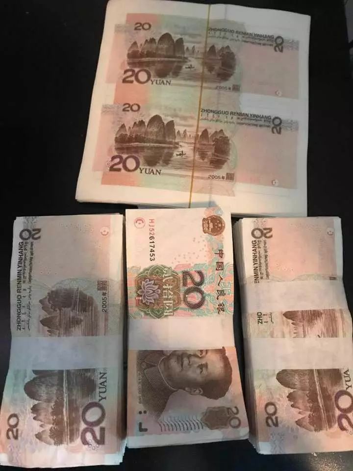 咋回事？两男子把钱泡可乐酱油后到处花结果被抓