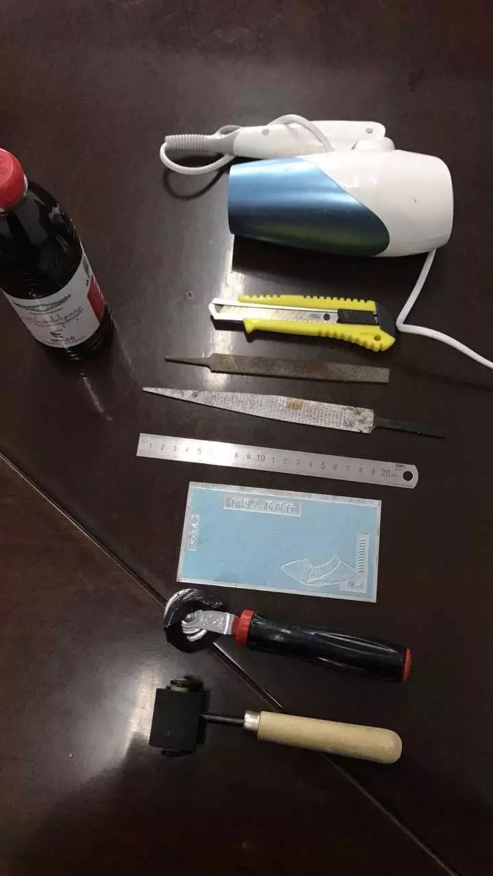 咋回事？两男子把钱泡可乐酱油后到处花结果被抓