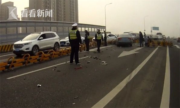 女司机油门当刹车撞毁隔离栏 签字时手瑟瑟发抖