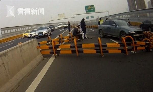 女司机油门当刹车撞毁隔离栏 签字时手瑟瑟发抖