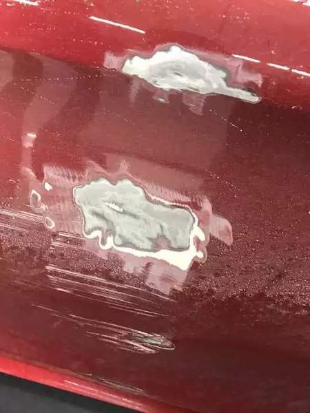 女子30万买奔驰遭遇刮擦 修车师傅告诉她惊人真相