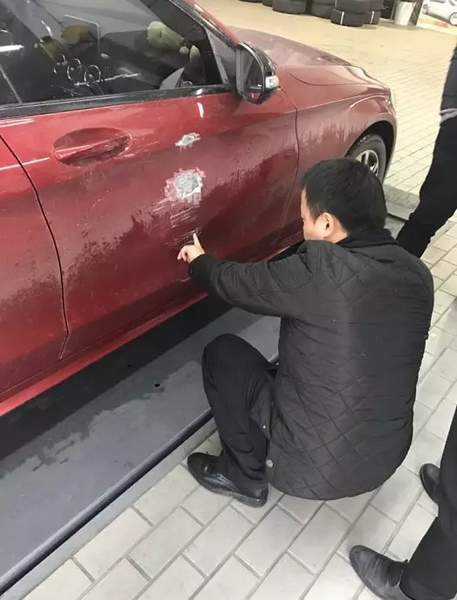 女子30万买奔驰遭遇刮擦 修车师傅告诉她惊人真相