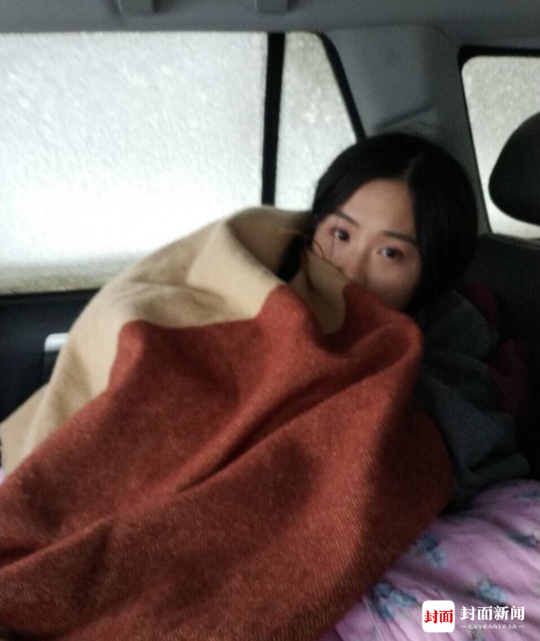 情侣自驾被困大雪山 以为要被冻死时警察敲响车窗