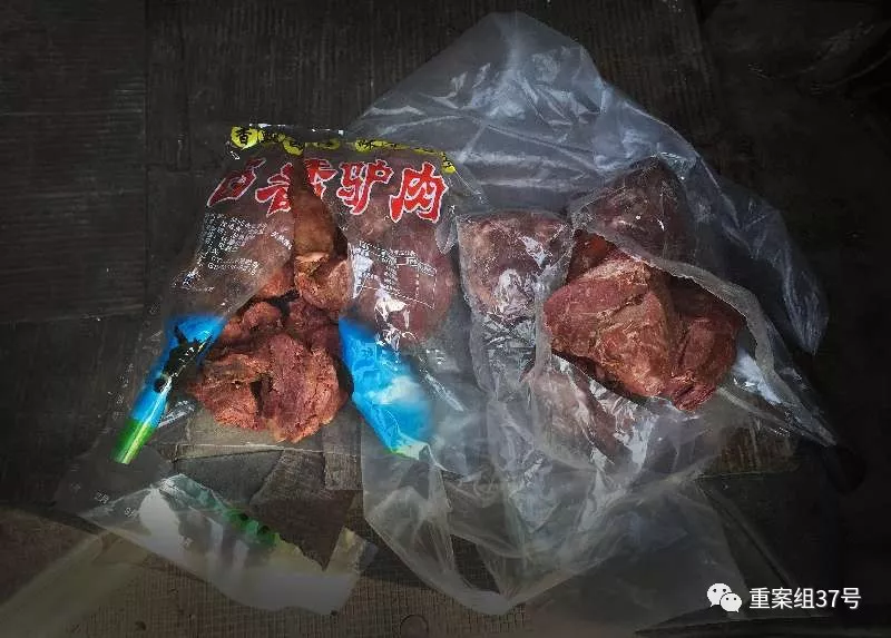 驴肉火烧之乡黑作坊造假:白天煮马肉 晚上煮猪肉
